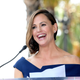 Illustration for article titled Jennifer Garner sucks at retail, but she sure seems nice